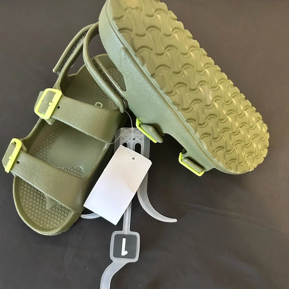 OshKosh B’gosh Rivar Big Boys Sandals Olive Green/Lime/Size 1/NWT